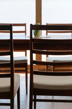 Ahşap masa ve sandalyeler yemek odasında