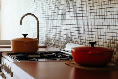 Gaz sobası ve çatal bıçaklarla modern mutfak, yakın çekim.