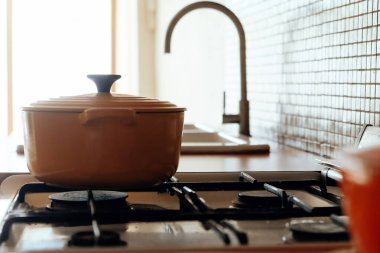 Mutfak masasında modern bir şekilde demlik pişirmek. Seçici odak.