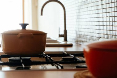 Mutfak masasında modern bir şekilde demlik pişirmek. Seçici odak.