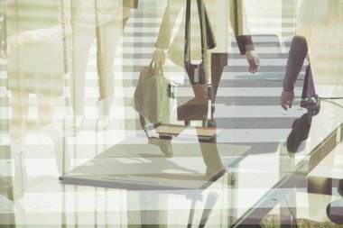 Birden fazla pozlama görüntü yürüyüş iş adamı