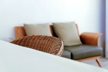 Oturma odasındaki kanepede hasır sandalye ve yastığı kapat.