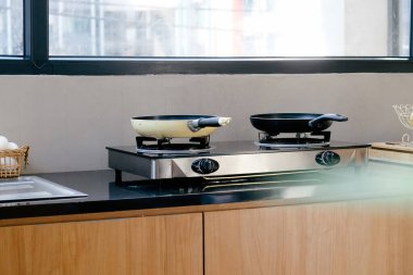 Modern mutfak iç tasarımı. Mobilyalar ve mutfak aletleri..