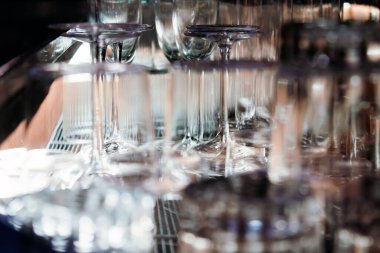  Lokantadaki tezgahın üzerindeki cam eşyanın yakın plan resmi..