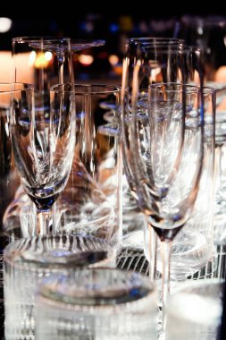  Lokantadaki tezgahın üzerindeki cam eşyanın yakın plan resmi..