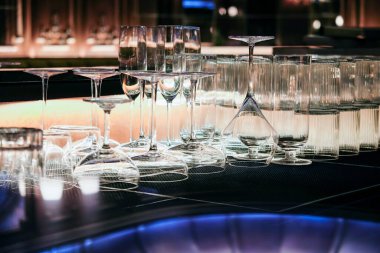  Lokantadaki tezgahın üzerindeki cam eşyanın yakın plan resmi..