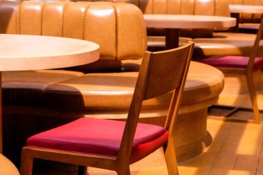 Bir kafede ahşap sandalyeler ve masalar, yakın plan fotoğraf.