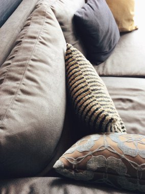 Solf yastık bir oturma odasında
