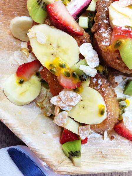 Breakfast salad with banana and strawberries. — Stock Photo, Image