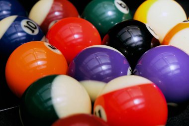 Bilardo topları masada, yakın plan.