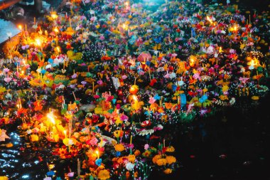 Loi Krathong festivali, Loy Krathong Günü Tayland 'ın en popüler festivallerinden biridir. Her yıl 12. Ay Dolunayı Günü kutlanır..