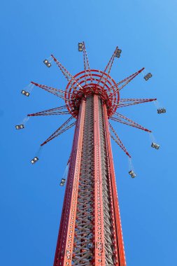 Mavi gökyüzünün arka planında dönme dolap, yakın plan.