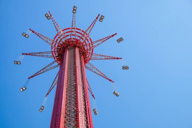 Mavi gökyüzünün arka planında dönme dolap, yakın plan.