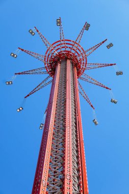 Mavi gökyüzünün arka planında dönme dolap, yakın plan.