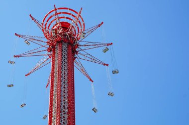 Mavi gökyüzünün arka planında dönme dolap, yakın plan.