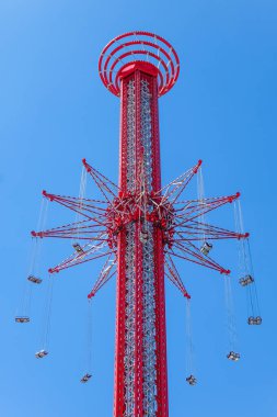 Mavi gökyüzünün arka planında dönme dolap, yakın plan.