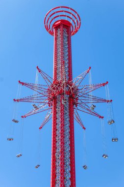 Mavi gökyüzünün arka planında dönme dolap, yakın plan.