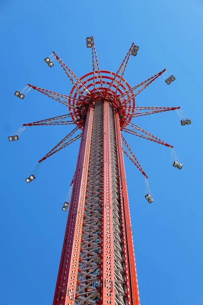 Mavi gökyüzünün arka planında dönme dolap, yakın plan.