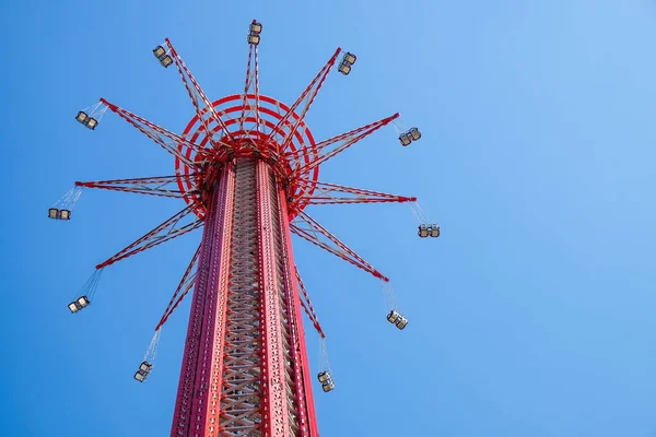 Mavi gökyüzünün arka planında dönme dolap, yakın plan.