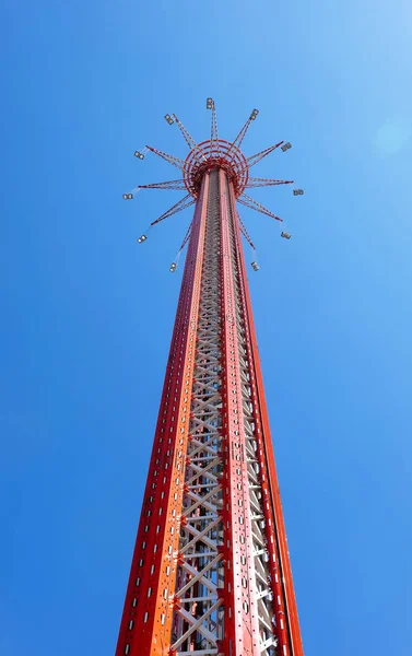 Mavi gökyüzünün arka planında dönme dolap, yakın plan.