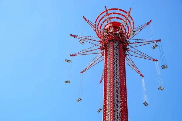 Mavi gökyüzünün arka planında dönme dolap, yakın plan.