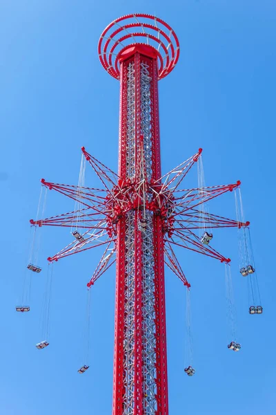 Mavi gökyüzünün arka planında dönme dolap, yakın plan.