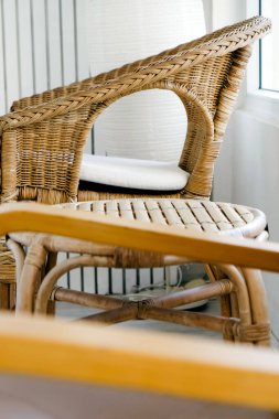 Kahve dükkanındaki hasır sandalyeler ve masa. İtalyan mobilyasından yapılma..