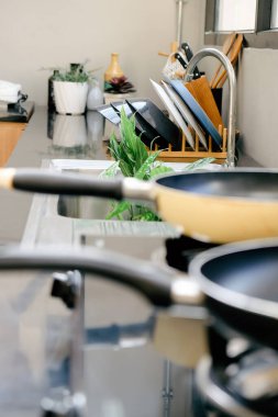 Mutfak gereçleri arkaplanının resmini detaylandır