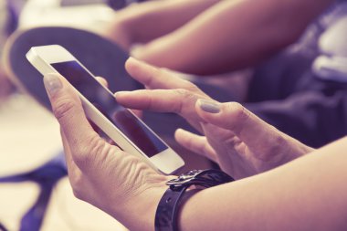 akıllı telefon kullanan kadın