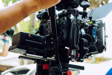 Bir film sahnesinin arkasında. Film ekibi stüdyoda çalışıyor.