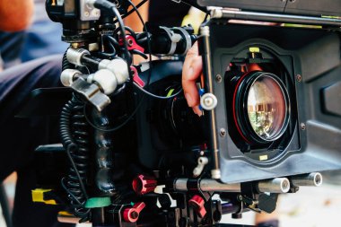 Bir film sahnesinin arkasında. Film ekibi stüdyoda çalışıyor.