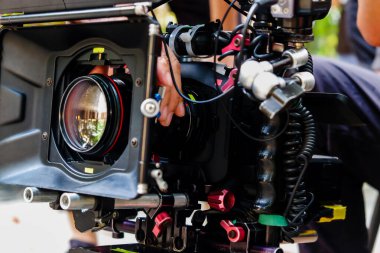 Bir film sahnesinin arkasında. Film ekibi stüdyoda çalışıyor.