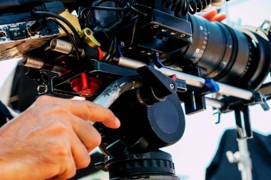 Bir film sahnesinin arkasında. Film ekibi stüdyoda çalışıyor.