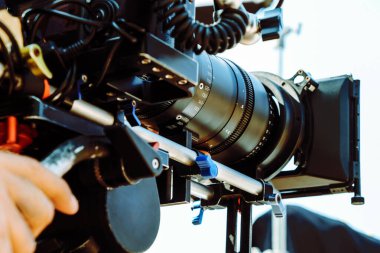 Bir film sahnesinin arkasında. Film ekibi stüdyoda çalışıyor.