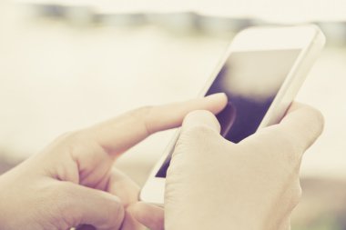 Bir akıllı telefon kullanan kişiler