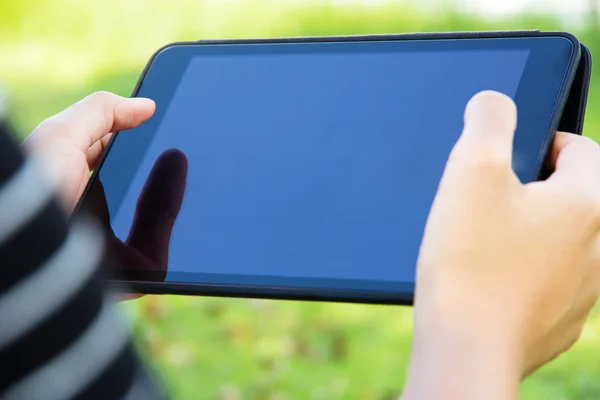 Persone che utilizzano tablet digitale — Foto Stock