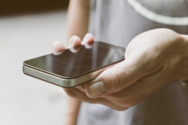 Bir akıllı telefon arka plan kullanan adam