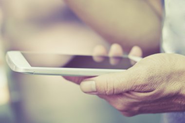 Bir akıllı telefon arka plan kullanan adam