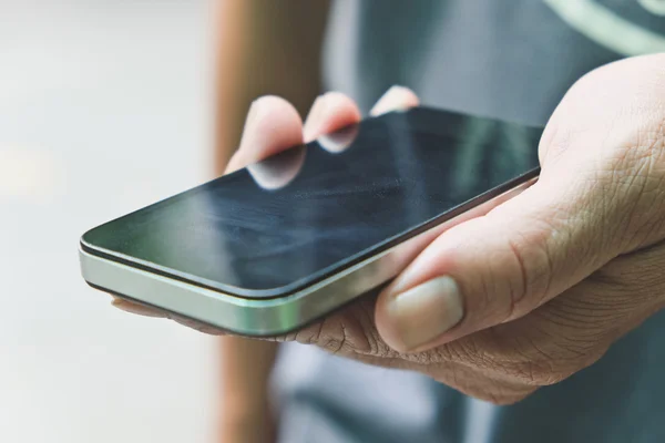 Hombre usando un fondo de teléfono inteligente — Foto de Stock