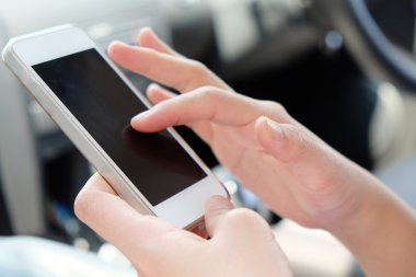 Kadın arabada telefon görüşmesi.