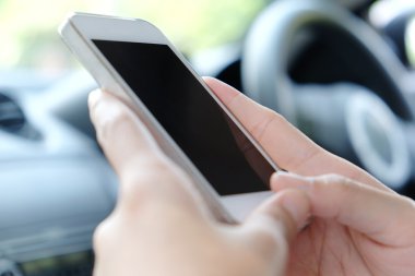 Arabada telefon görüşmesi.