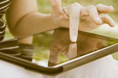 Dijital tablet kullanan kişiler