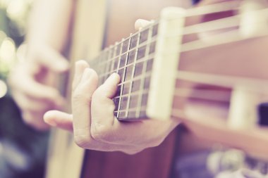 adam onun gitar çalmak