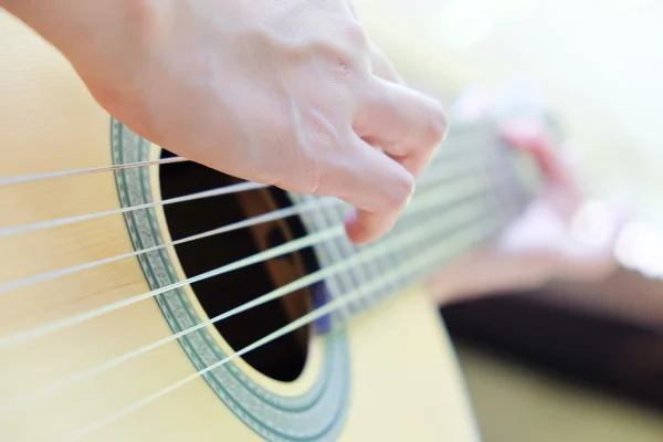 Homme jouant de sa guitare — Photo