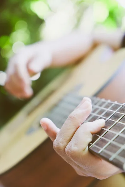 Homme jouant de sa guitare — Photo