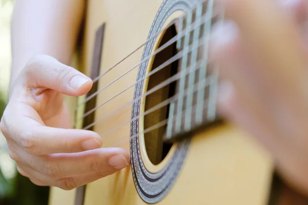 Man zijn gitaar spelen — Stockfoto