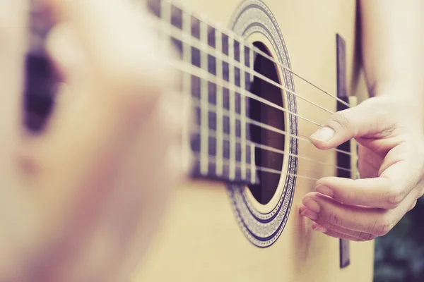 Man zijn gitaar spelen — Stockfoto