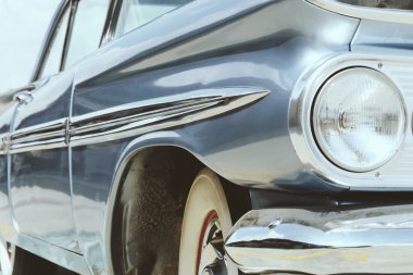 lüks eski model araba yan