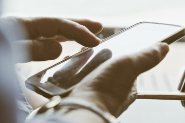 Yaşlı kadının telefonunu kullanarak