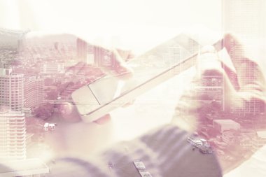 Bir akıllı telefon kullanan adam çift pozlama